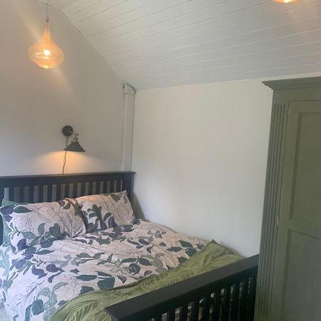 Newly Refurbished One Bedroom With Additional Sofa Bed Self Contained Flat In Garden Abbots Langley Exterior photo